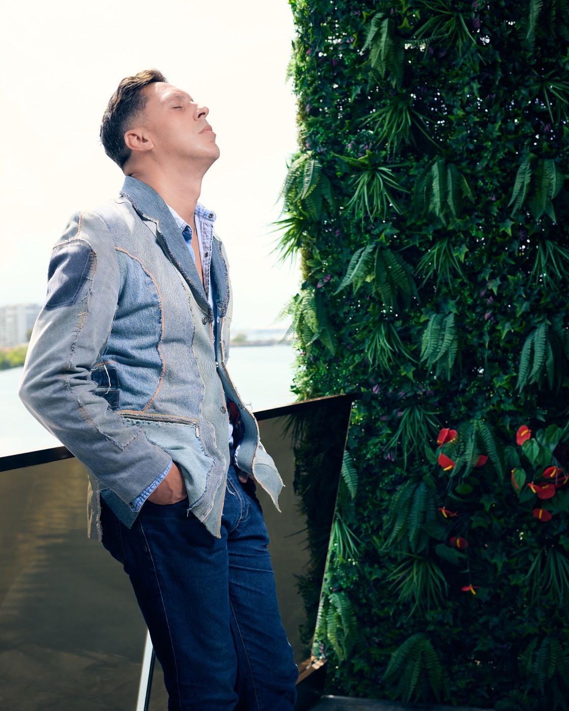 Retrato con plantas y luz de tarde