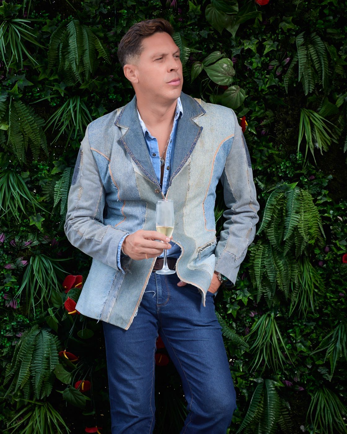 Retrato ante muro de plantas